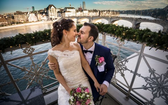 Hochzeitsfotograf Basel, Brautpaar auf dem Balkon vom Hotel Les Trois Rois in Basel