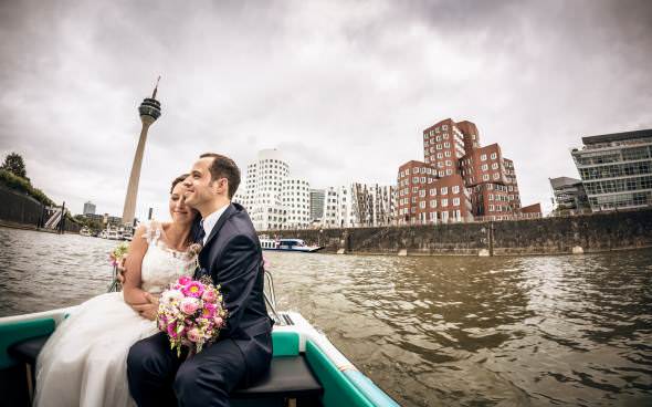 Bootsfahrt in Düsseldorf Hafen, Hochzeitsreportage